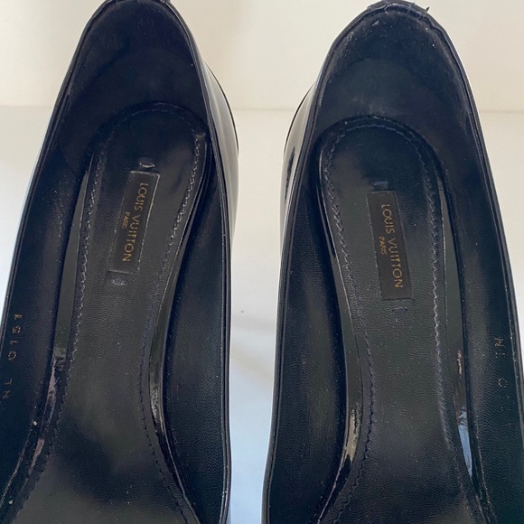 Louis Vuitton
Navy Blue Lady Pumps
Size: EU 39.5 - Picture 2 of 6